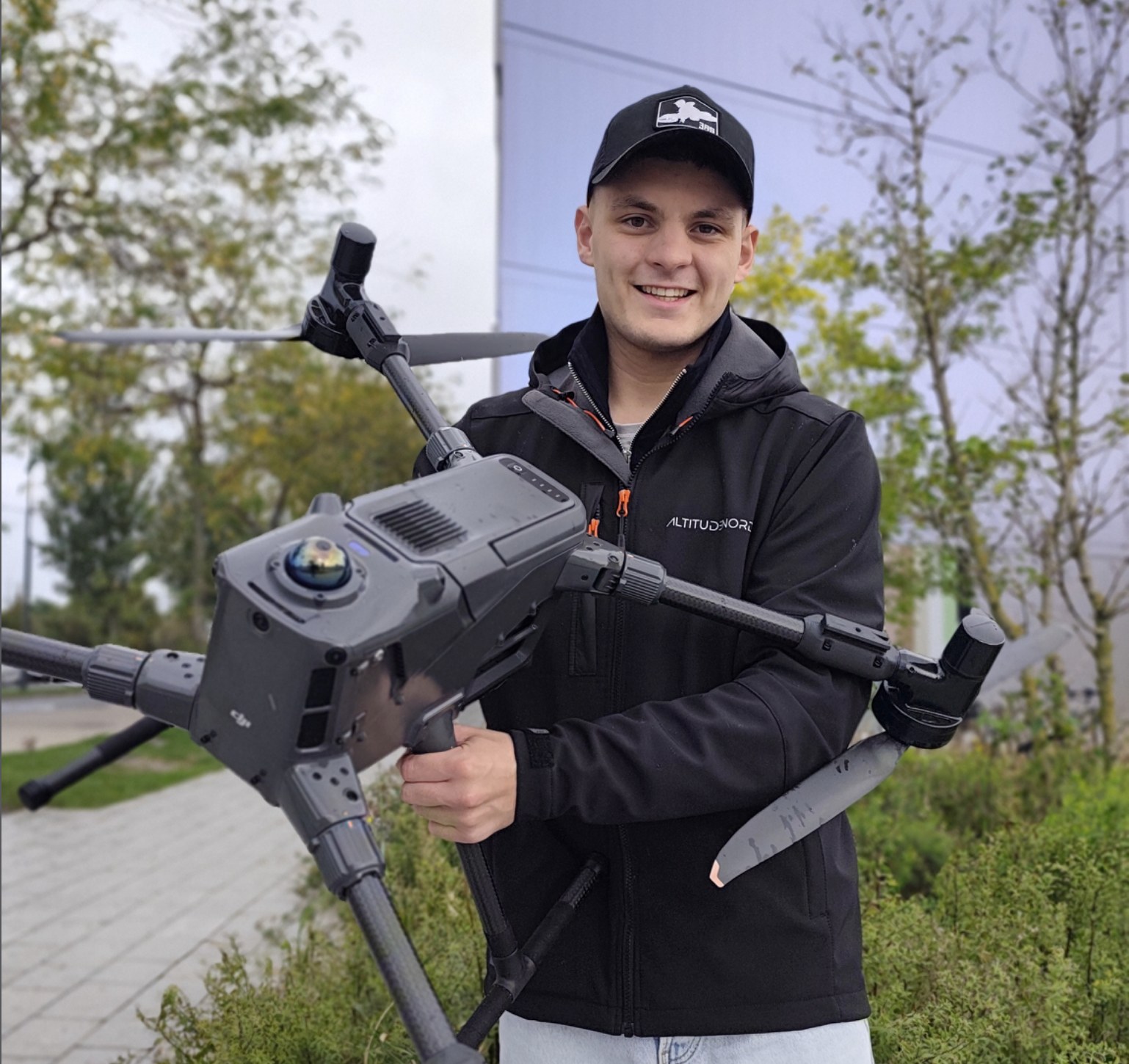 Andy Roldan, fondateur d'Altitude Nord, avec son drone DJI