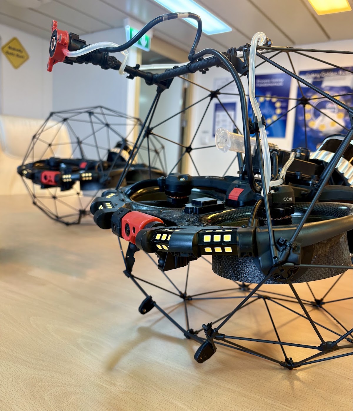 Drone en cage de protection pour l'inspection