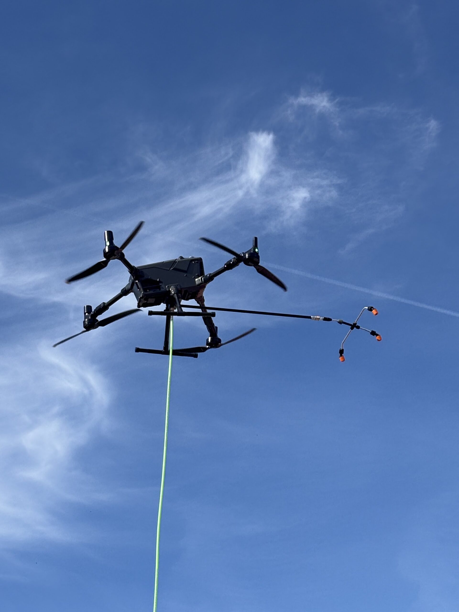 Drone en pulvérisation au-dessus d'une toiture