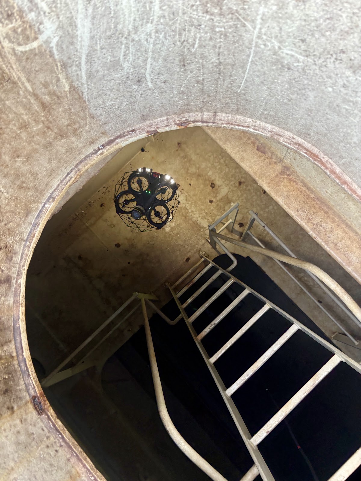 Drone-cage en inspection dans une cuve industrielle