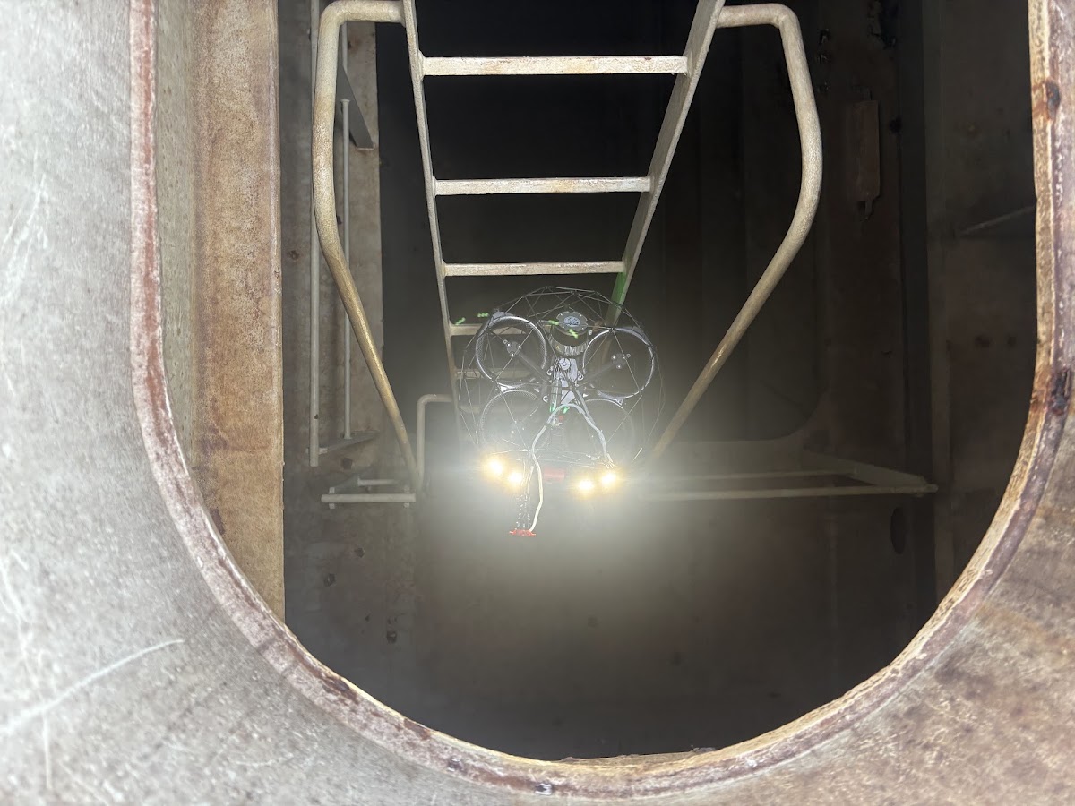 Inspection en espace confiné avec éclairage embarqué